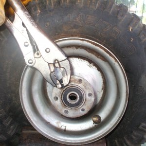 Removal_of_broken_bolt_in_DB_30_rear_wheel_003